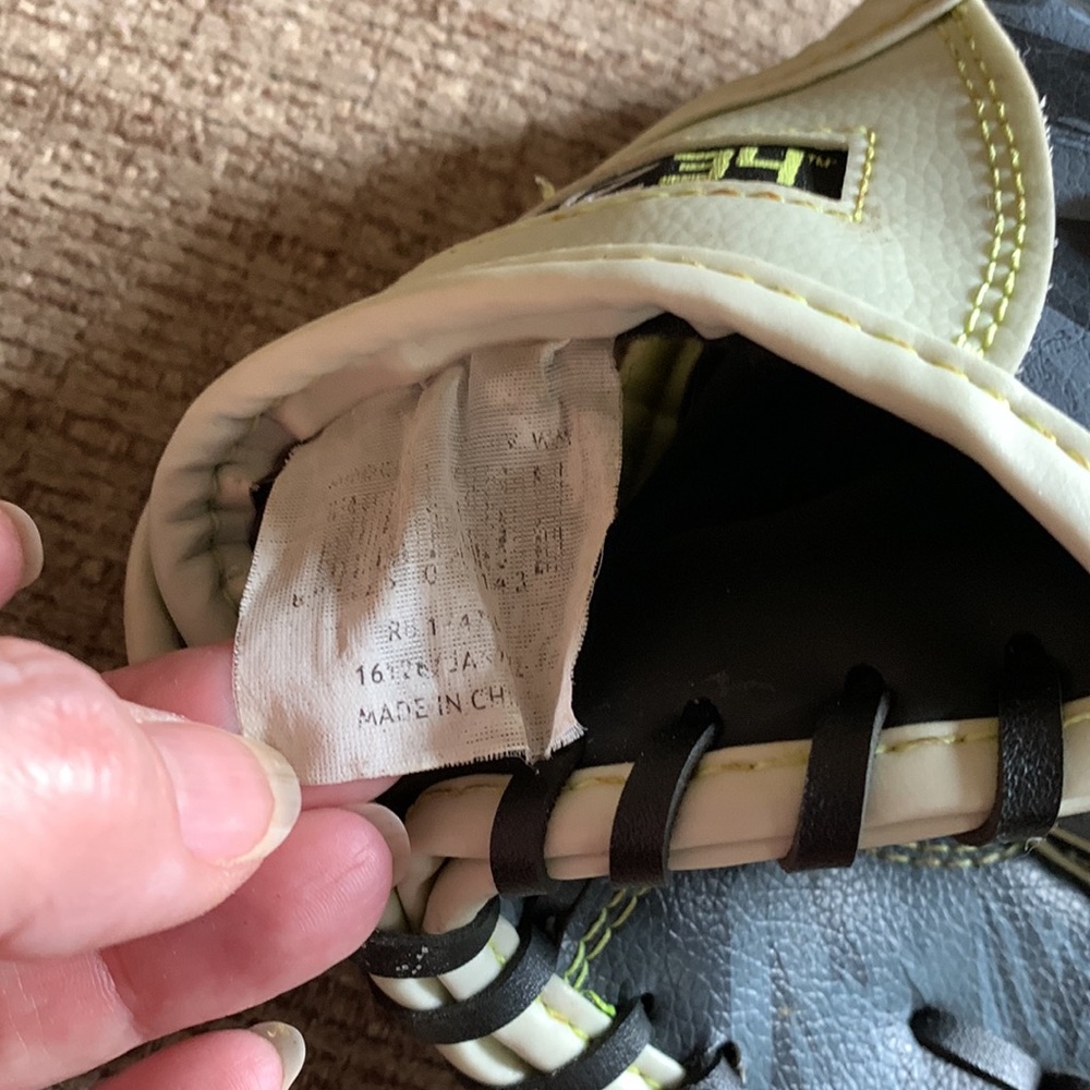 Free w purchase: Ortiz 34 vinyl Childs baseball glove for left hand in used cond - Picture 7 of 7